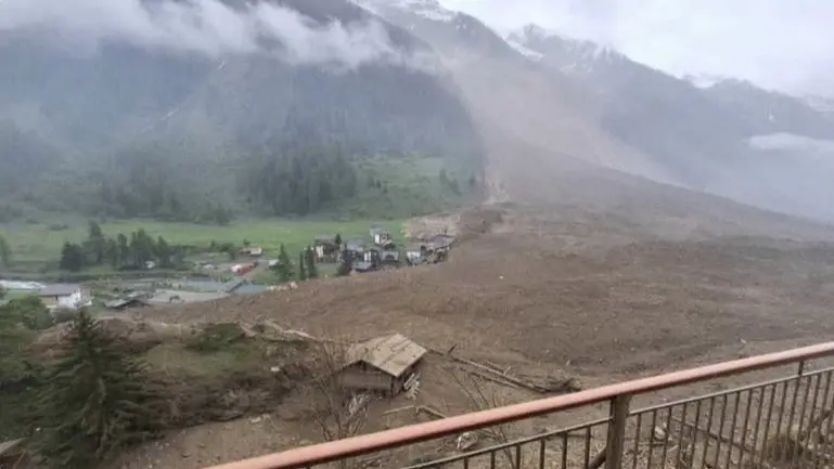 فيديو - انهيار نهر جليدي في سويسرا يدفن جزءاً من قرية