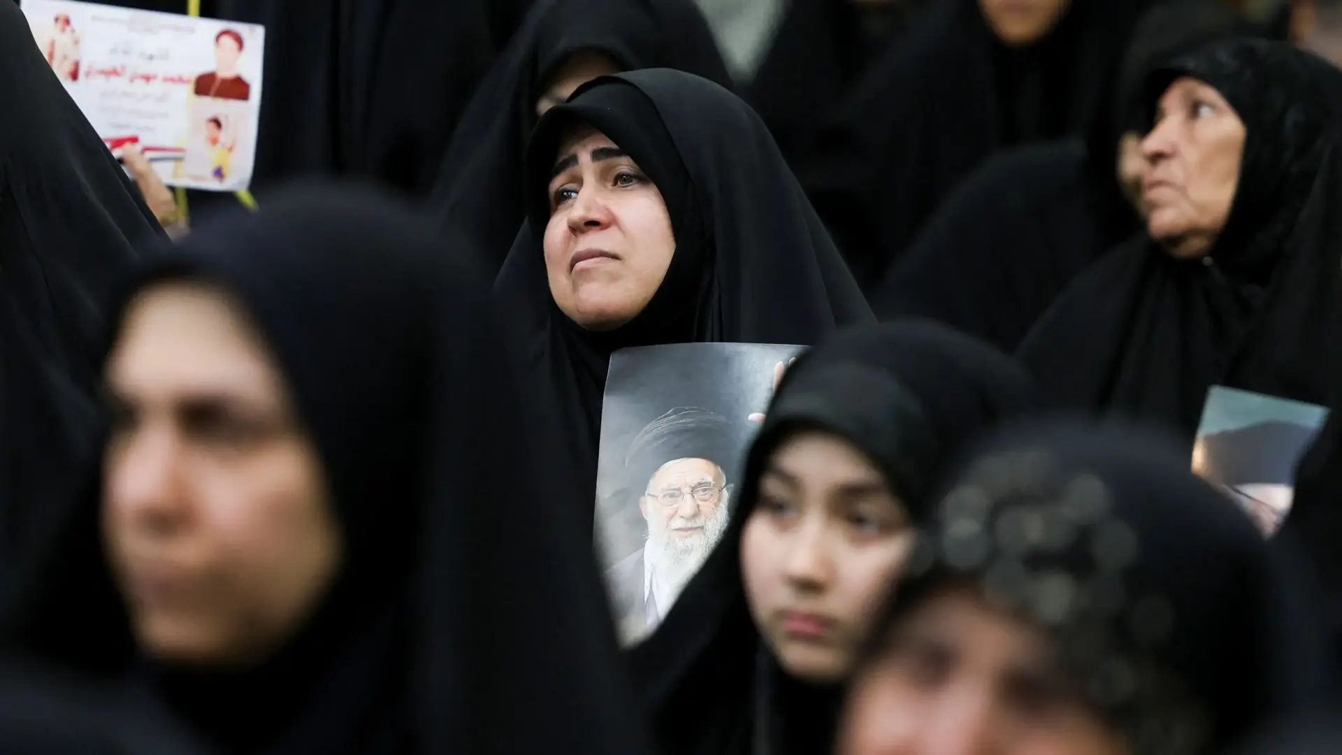 مسؤولون إيرانيون يقرون بصعوبة الأوضاع الاقتصادية جراء الحرب الأميركية (رويترز) مسؤولون إيرانيون يقرون بصعوبة الأوضاع الاقتصادية جراء الحرب الأميركية (رويترز)
