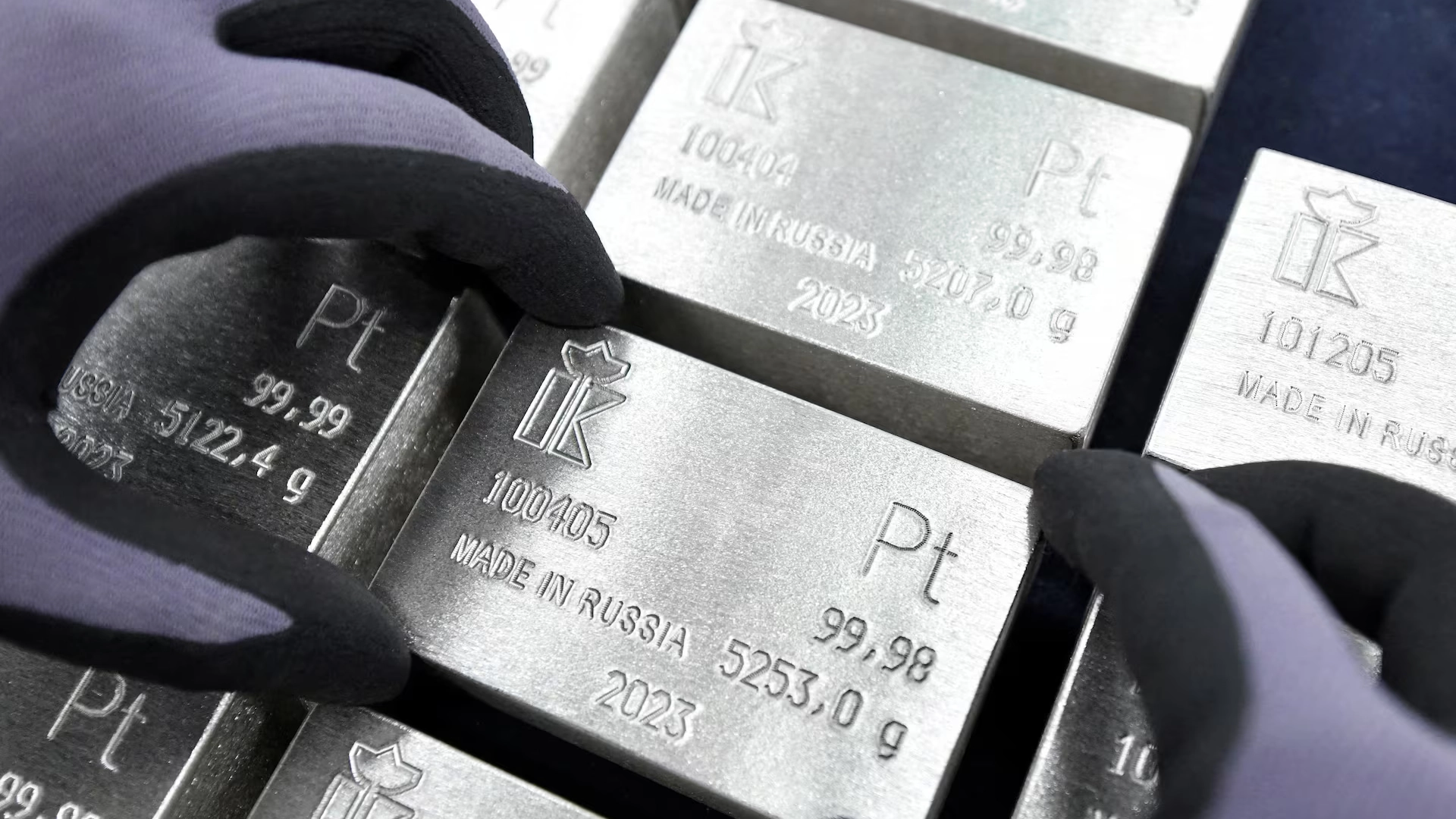 جني الأرباح يهبط بأسعار البلاتين 