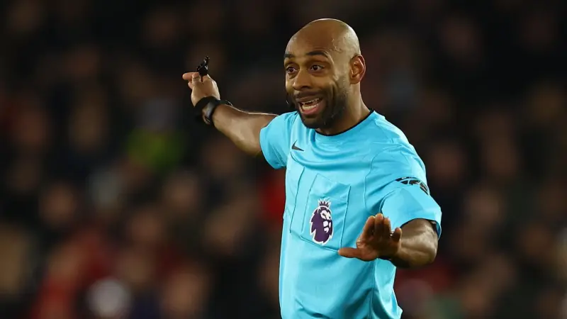 الحكم سام أليسون يصنع التاريخ في الدوري الإنجليزي