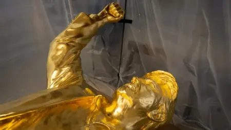 related_news_inside_blogsصور - خلاف عملات رقمية يعرقل إقامة تمثال ترامب الذهبي