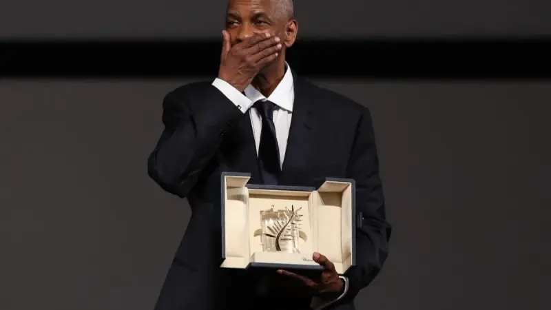 فيديو يوثّق صدمة دينزل واشنطن بعد علمه بمفاجأة "مهرجان كان"