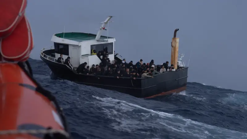في البحر بين إيطاليا واليونان.. إنقاذ 129 مهاجرا بينهم 43 طفلا