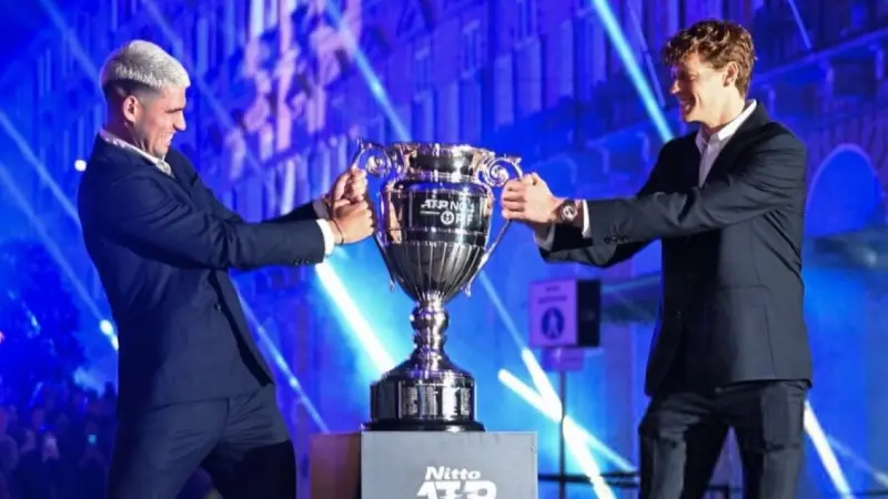 موعد مباراة كارلوس ألكاراز ضد يانيك سينر في نهائي بطولة ATP الختامية للتنس 2025 والقنوات الناقلة