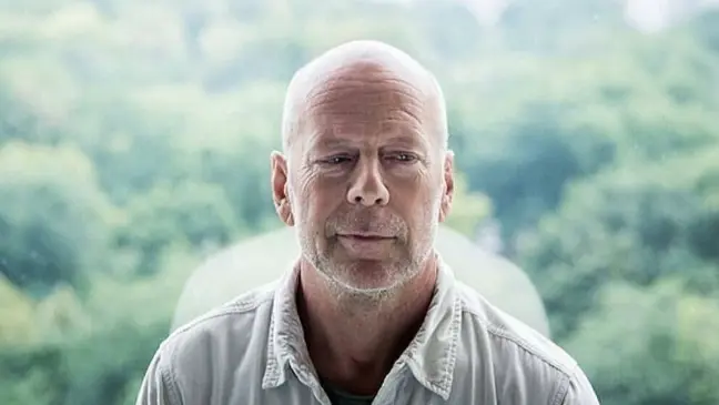 صور - بعد إصابته بالخرف.. كيف احتفلت عائلة بروس ويليس بعيد الأب؟