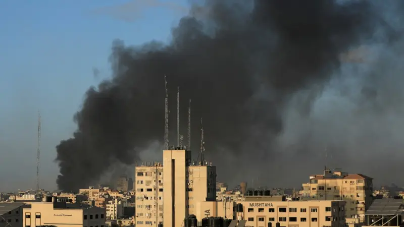 تغطية الأذنين مهمة خلال القصف.. ما مخاطر الانفجارات على السمع؟