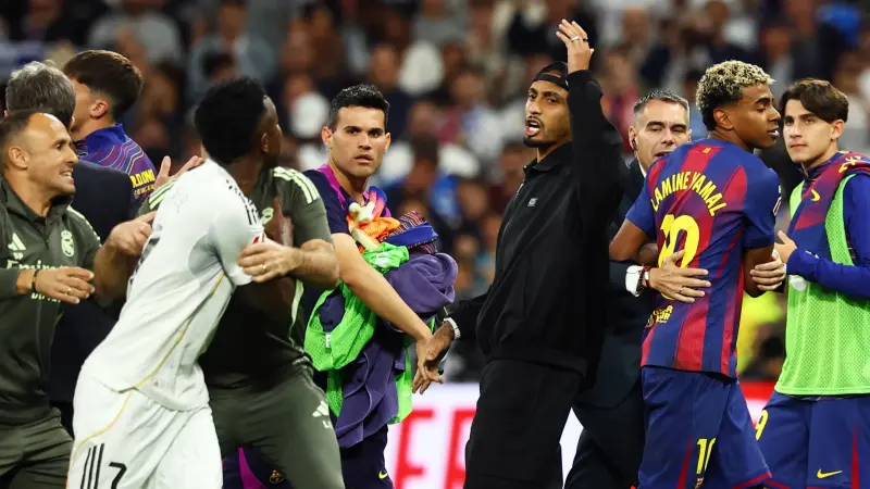 فيديو - معركة الكلاسيكو.. صدام بين لامين يامال ولاعبي ريال مدريد بعد نهاية المباراة