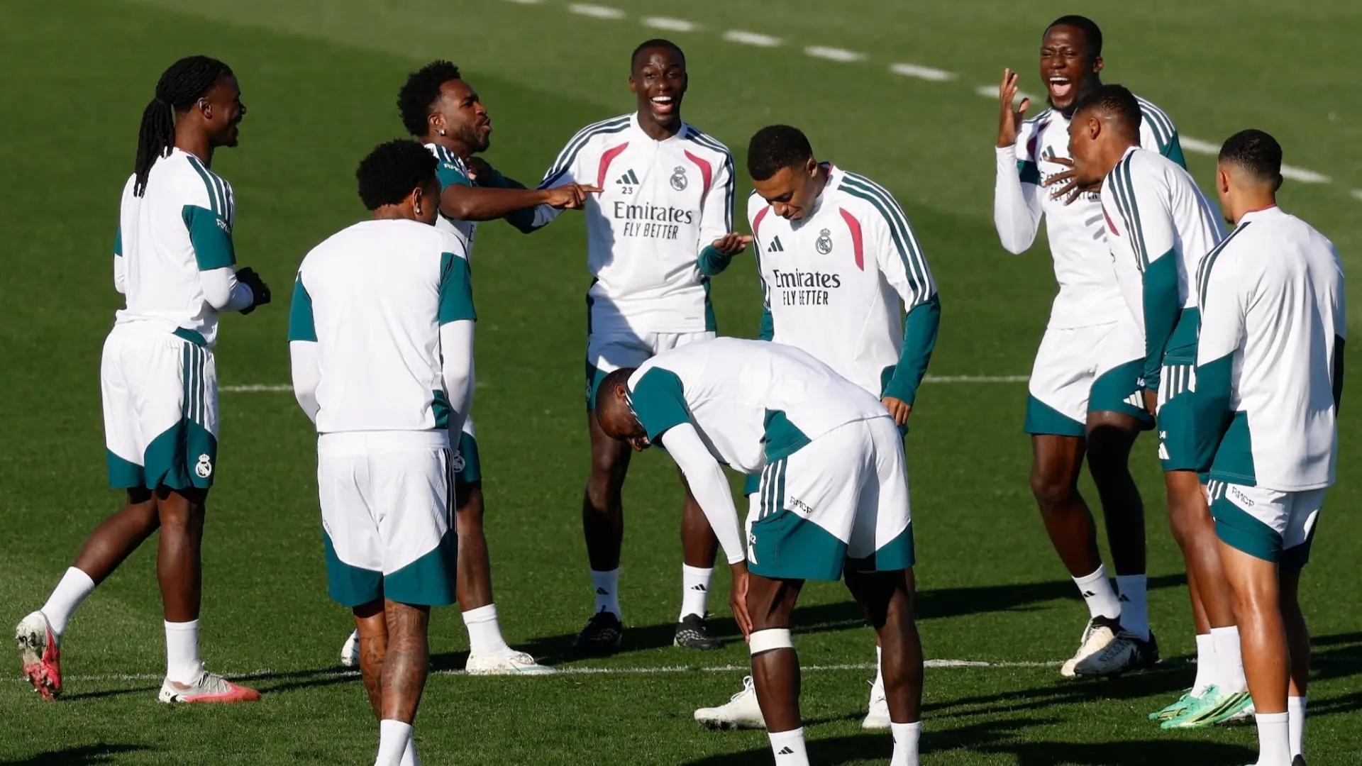 مورينيو يقود ريال مدريد في عودة عاطفية لملعب الأولمبيكو أمام روما (أ ف ب) مورينيو يقود ريال مدريد في عودة عاطفية لملعب الأولمبيكو أمام روما (أ ف ب)