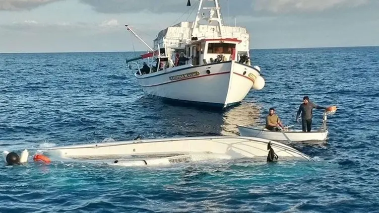 مطاردة بين خفر السواحل التركي وقارب هجرة يودي بحياة 14 شخصا