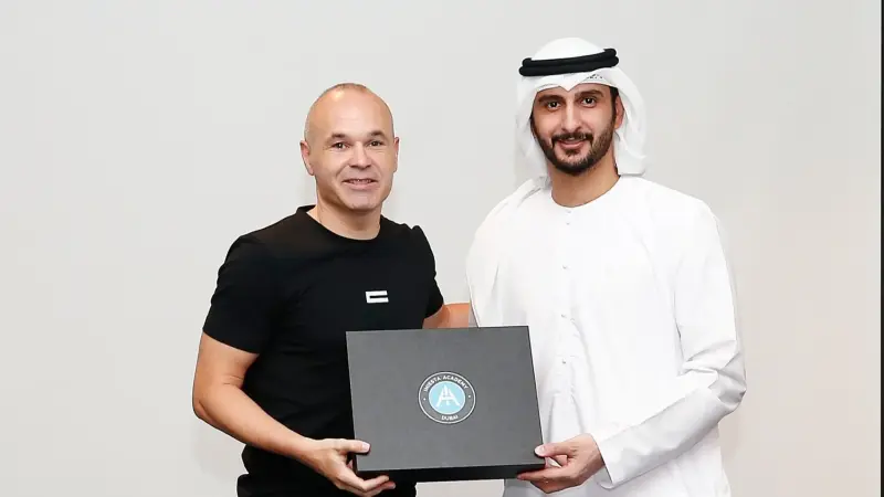 من الإمارات.. أندريس إنييستا يبحث عن نجوم المستقبل في كرة القدم