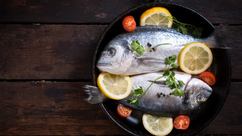 وجبة سمك تتسبّب ببتر أطراف أميركية.. كيف ذلك؟