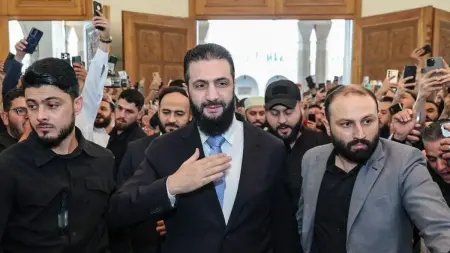 فيديو – "بلا بروتوكول".. أحمد الشرع يشرب القهوة في شوارع حمص