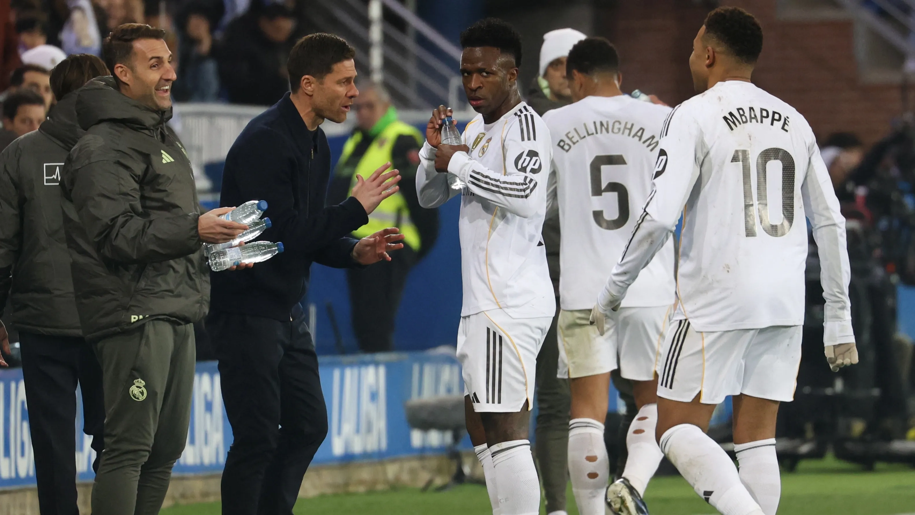 تشابي ألونسو: الحكم ظلم ريال مدريد.. وهذا سبب عناقي لفينيسوس 