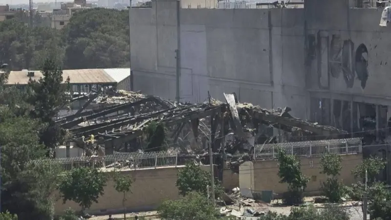 فيديو - عملاء للموساد يقصفون شركة صناعات إلكترونية بإيران