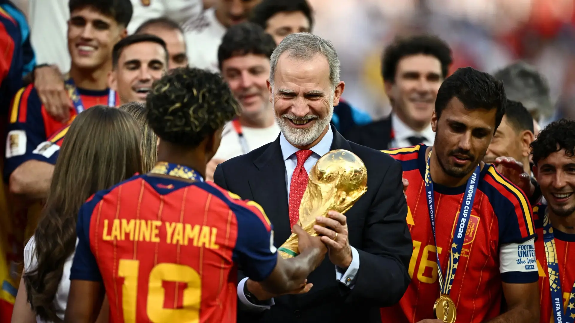 الملك فيليبي السادس يتحدث للاعبي منتخب إسبانيا (رويترز) الملك فيليبي السادس يتحدث للاعبي منتخب إسبانيا (رويترز)