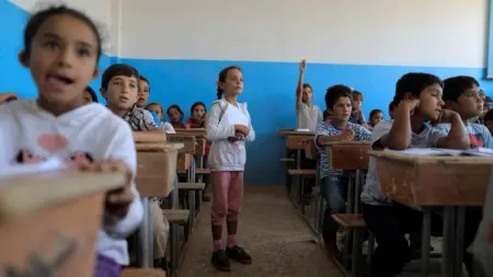 فيديو - معركة الهوية في مدارس سوريا.. جدل بسبب المناهج الجديدة