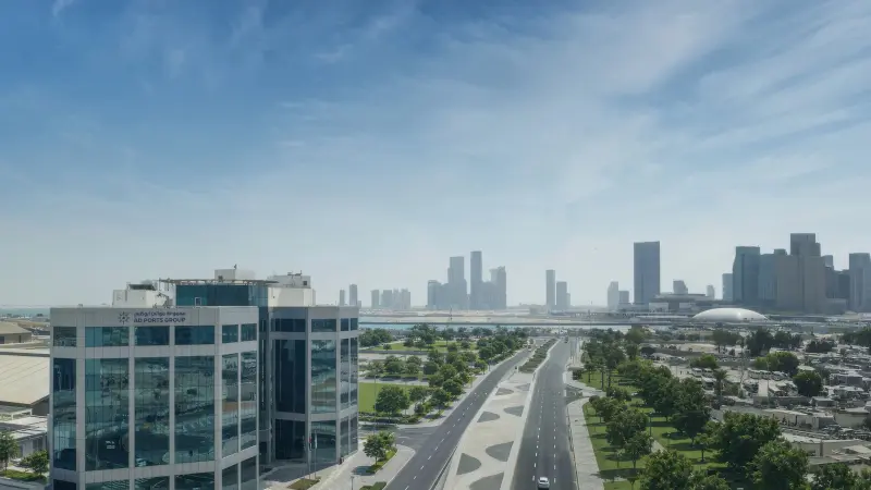 "موانئ أبوظبي" تتلقى إخطارا من "العماد القابضة" بشأن تقديم عرض شراء نقدي للاستحواذ
