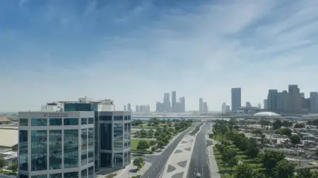 "موانئ أبوظبي" تتلقى إخطارا من "العماد القابضة" بشأن تقديم عرض شراء نقدي للاستحواذ