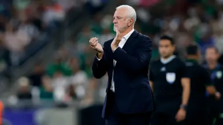 فيديو - مدرب العراق أرنولد يواجه منتخب بلاده في كأس آسيا برسالة مثيرة