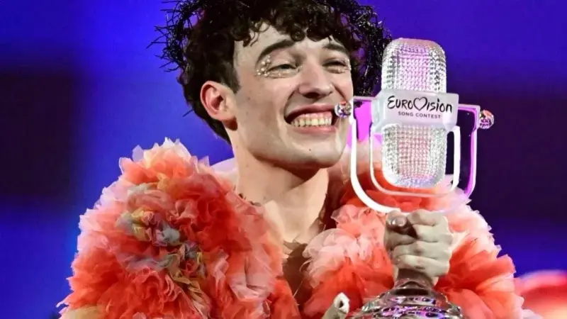 الفائز بجائزة "يوروفيجن" يعيد الكأس احتجاجا على مشاركة إسرائيل