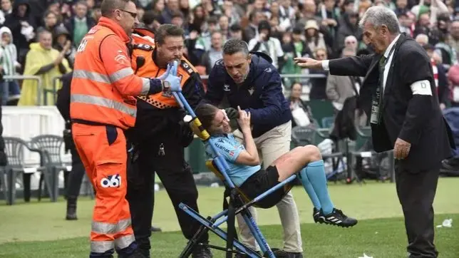 إصابة قوية لحكمة إسبانية بسبب تصادم مع كاميرا تلفزيونية