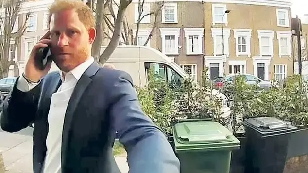 موقف محرج.. الأمير هاري يطرق باب منزل بالخطأ وهذا ما حدث