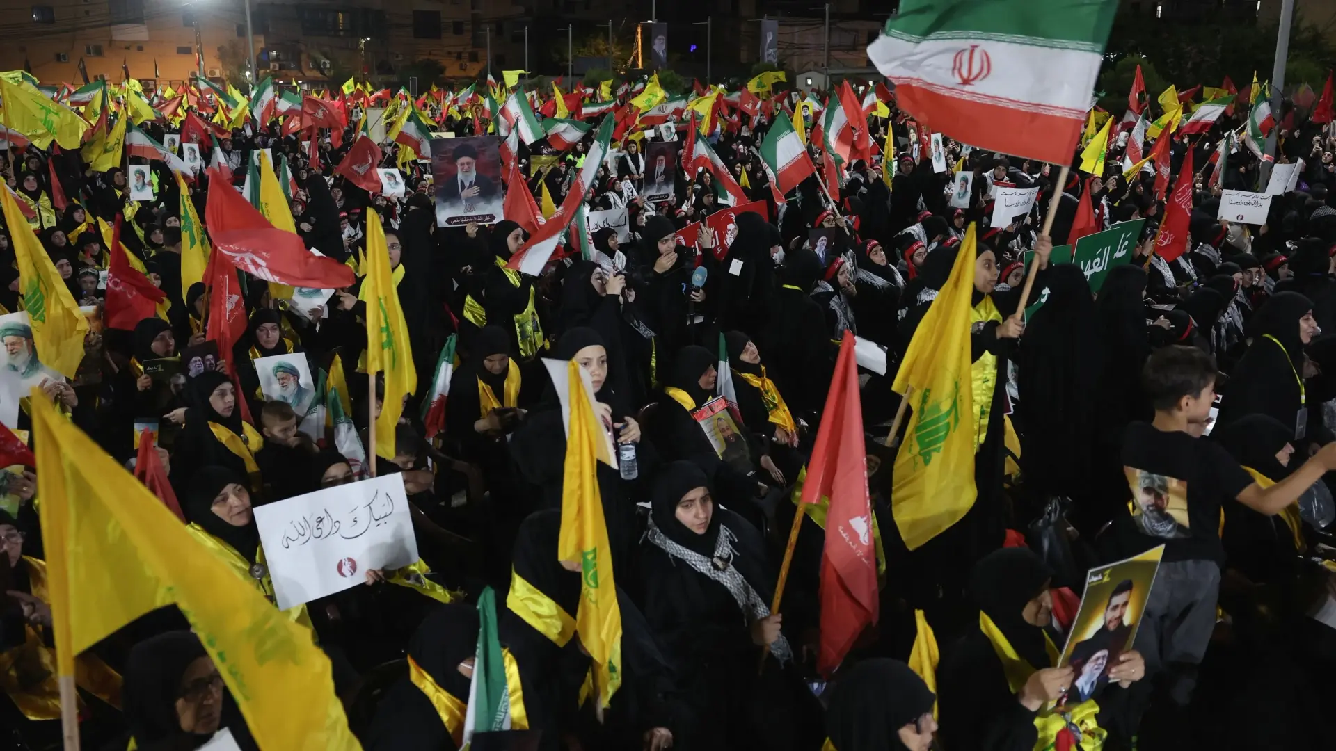 تقرير: الشخصيات المشاركة بينهم مثقفون شيعة بارزون (رويترز) تقرير: الشخصيات المشاركة بينهم مثقفون شيعة بارزون (رويترز)