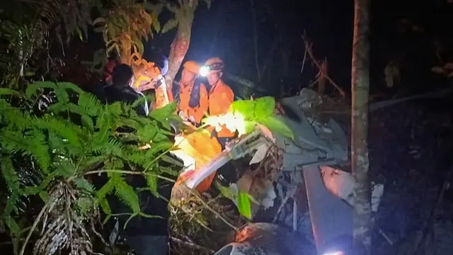 فيديو - تفاصيل سقوط مروحية في إندونيسيا.. وعدد الضحايا