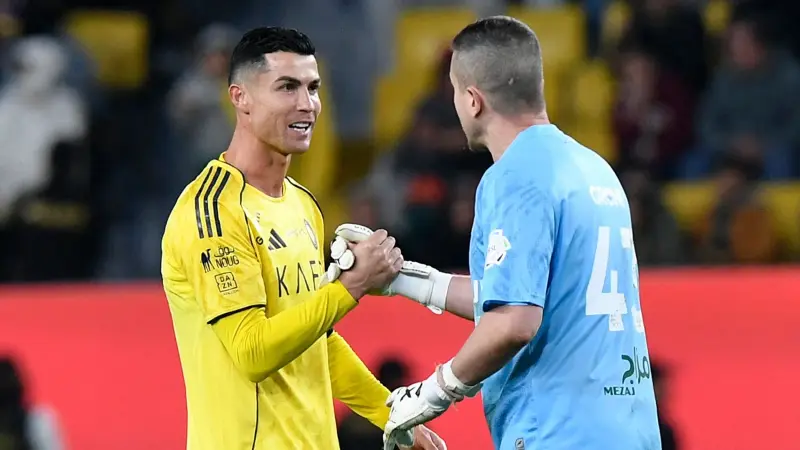 فيديو - تصرف كريستيانو رونالدو مع حارس مرمى الشباب يثير الجدل