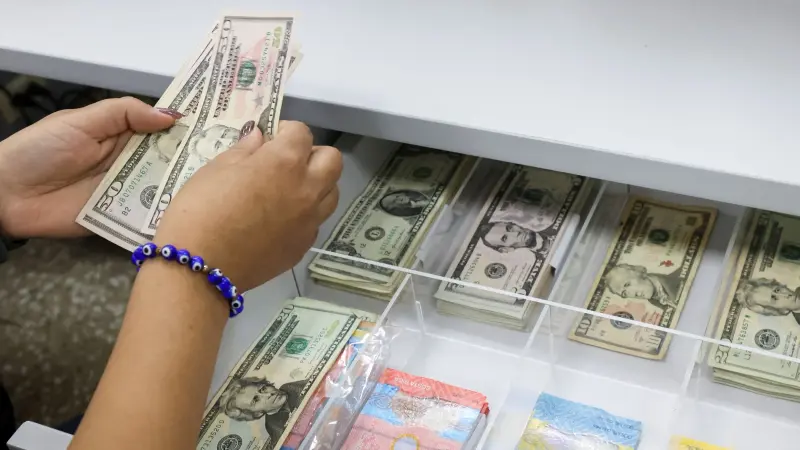 سعر الدولار مقابل الليرة السورية اليوم الجمعة 3/4/2026.. تماسك فوق 12 ألف ليرة