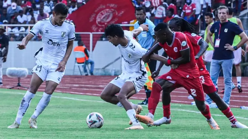 فيديو - شغب واعتداء على الحكم.. سيمبا يُزيد معاناة الصفاقسي في الكونفدرالية