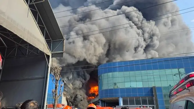 فيديو وصور - مقتل وجرح العشرات جراء حريق بمصنع في كوريا الجنوبية