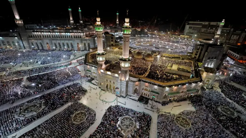 بالأشعة فوق البنفسجية.. تعقيم وتنقية هواء التكييف داخل المسجد الحرام