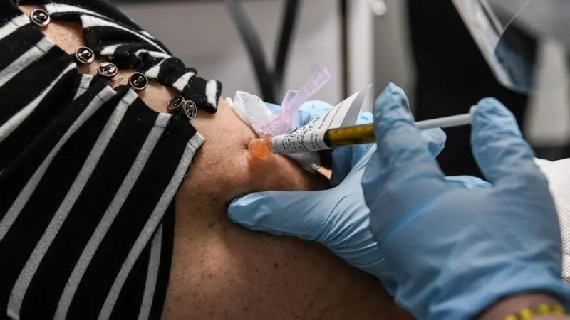 اليسرى أم اليمنى.. أي ذراع مناسبة لتلقّي التطعيم؟