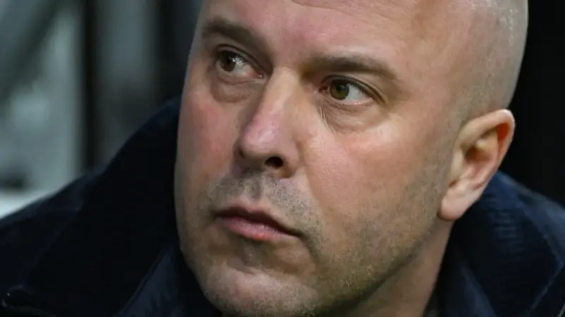 أسطورة ليفربول ينتقد سلوت رغم الفوز على مارسيليا.. ما السبب؟