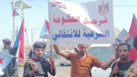 "تصعيد ميداني".. تظاهرات حاشدة ضد الحكومة أمام قصر معاشيق في عدن