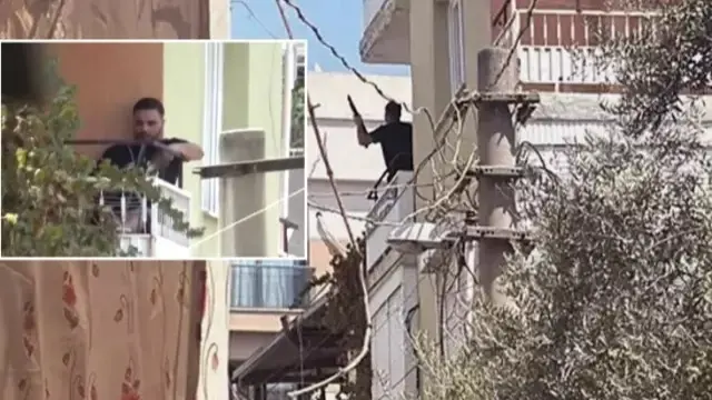 فيديو - هدّد الناس وشرب الشاي ثم انتحر.. شاب يصدم الشارع التركي بفعلته