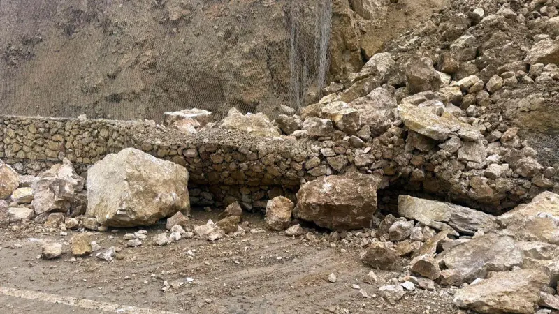 ما سبب إغلاق طريق السلط وادي شعيب في الأردن؟