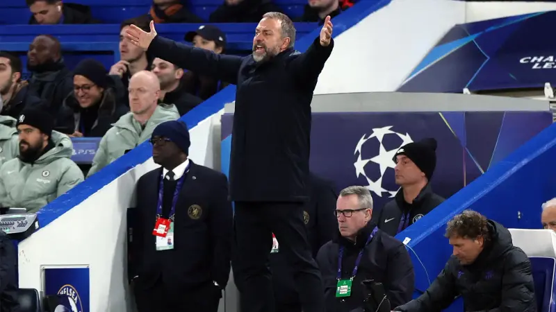 فليك يؤجل حسم مستقبله مع برشلونة وسط ضغوط لتجديد العقد