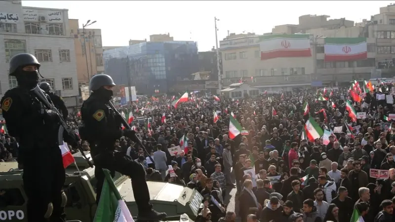 قبل انتهاء مهلة ترامب.. دعوات في إيران لتطويق محطات الطاقة بسلاسل بشرية