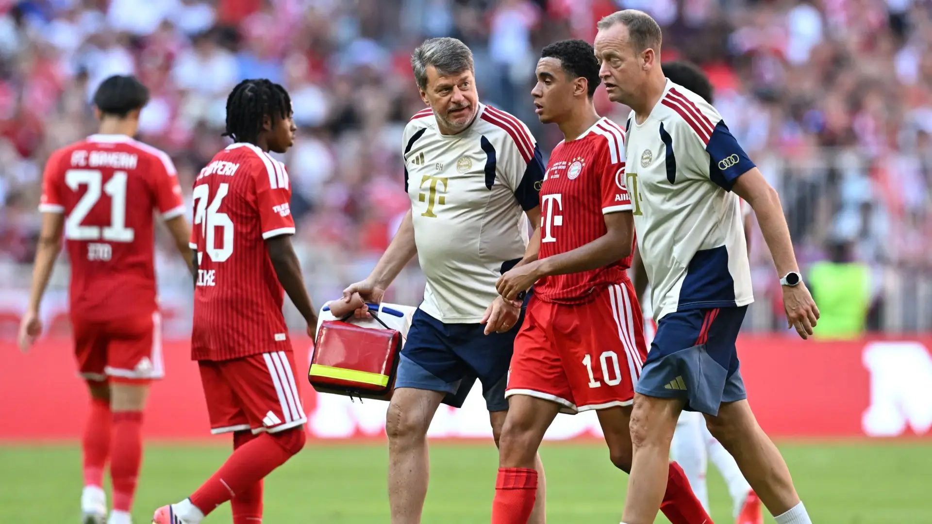 جمال موسيالا يعود إلى تدريبات بايرن ميونخ بعد أزمة صحية مفاجئة (رويترز) جمال موسيالا يعود إلى تدريبات بايرن ميونخ بعد أزمة صحية مفاجئة (رويترز)