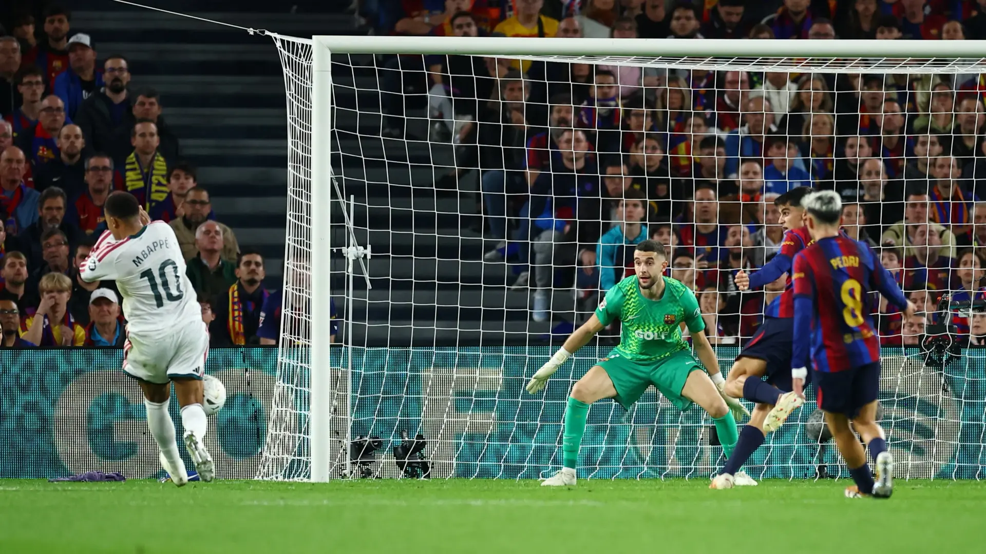 مباراة الكلاسيكو برشلونة ضد ريال مدريد في الدوري الإسباني مباراة الكلاسيكو برشلونة ضد ريال مدريد في الدوري الإسباني