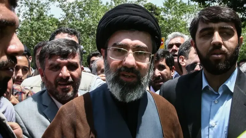 مجتبى خامنئي في صدارة المرشحين لخلافة والده