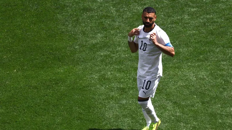 فيديو - طفلة تبكي في أحضان محمد صلاح.. ورد فعله مفاجئ