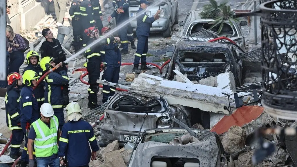 فقدان خمسة أشخاص بعد انهيار مبنى جراء انفجار في الحي التاريخي بأثينا (إكس) فقدان خمسة أشخاص بعد انهيار مبنى جراء انفجار في الحي التاريخي بأثينا (إكس)