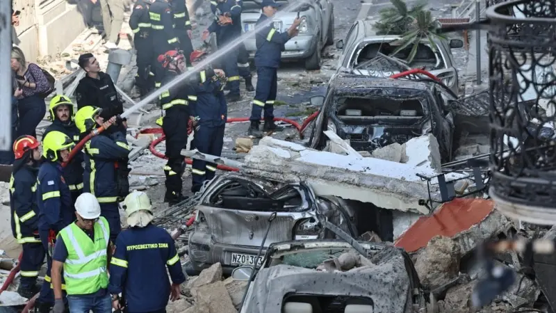 5 مفقودين إثر انهيار مبنى بعد انفجار في أثينا