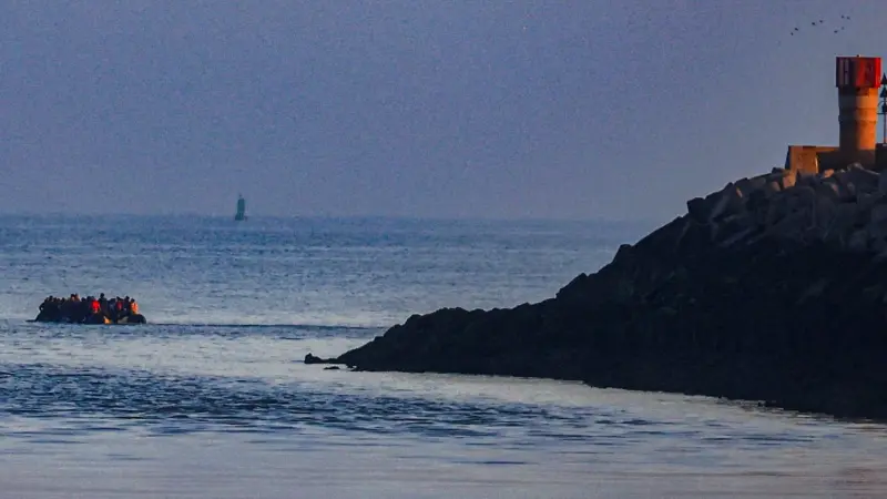 ارتفاع عبور المهاجرين لقناة "المانش" يُثير قلق فرنسا وبريطانيا مجددا