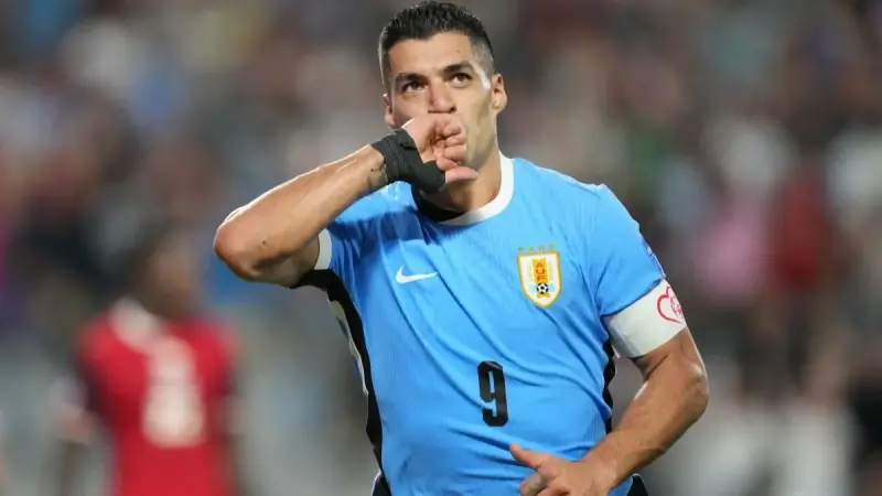 فيديو - بالدموع.. لويس سواريز يعتزل اللعب الدولي مع منتخب أوروغواي