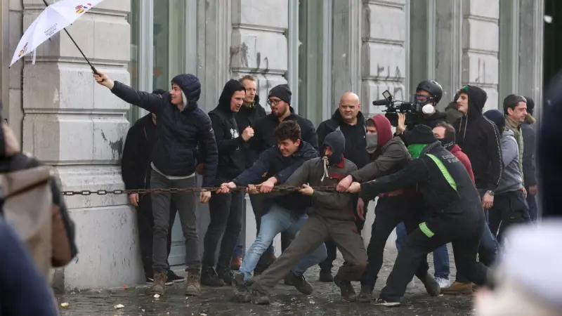 فيديو - أغلقوا الطرقات.. احتجاجات عنيفة لمزارعين في بروكسل