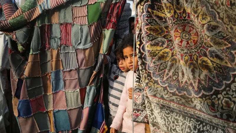 غزة تنعى أطفالا قُتلوا بغارة إسرائيلية في منطقة المواصي